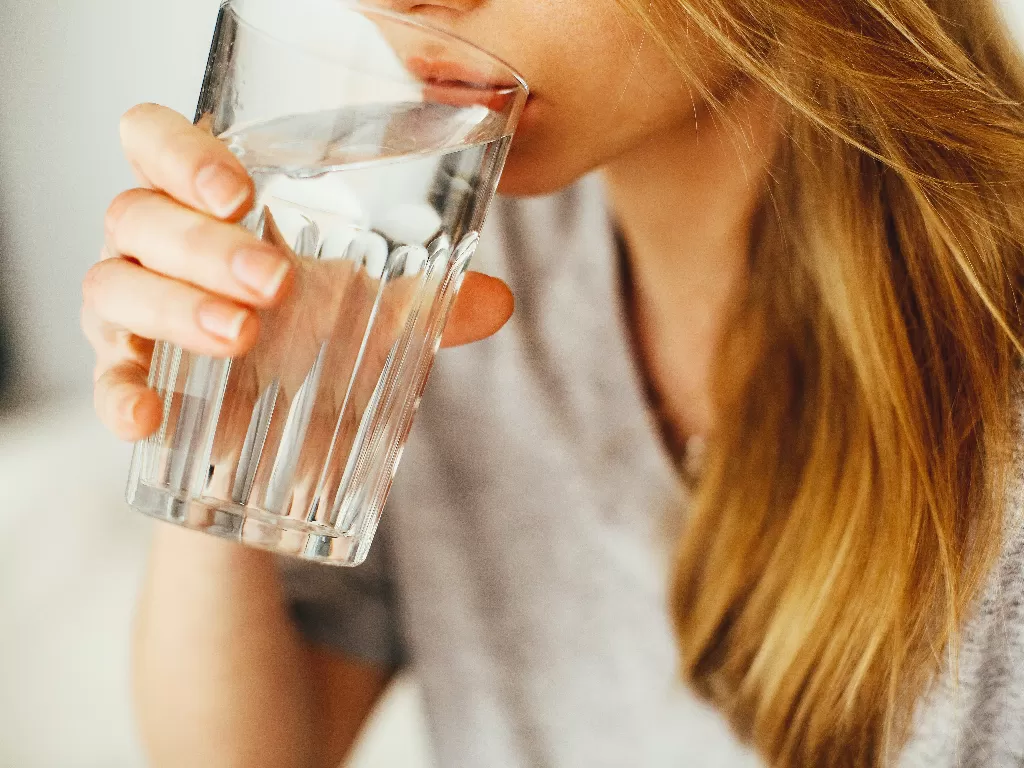 Ilustrasi minum air yang cukup (Pexels/Daria Shevtsova)