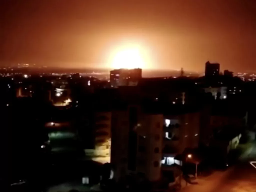 Pemandangan ledakan besar di kota Zarqa, Yordania (REUTERS/NABD Al ZARQA)