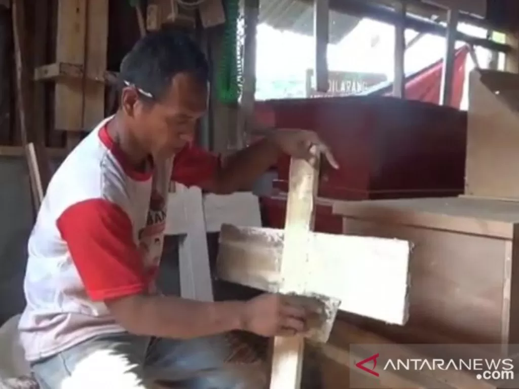 Pekerja pembuatan peti jenazah di kawasan TPU Pondok Kelapa, Duren Sawit, Jakarta Timur, Jumat (11/9/2020). (ANTARA/Andi Firdaus).
