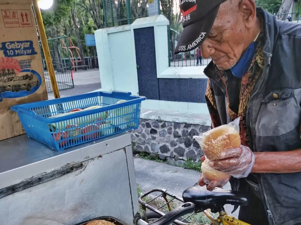 Mbah Wahadi (78 tahun), penjual burger 'kampung' yang masih tersisa di Jogja. (Istimewa)