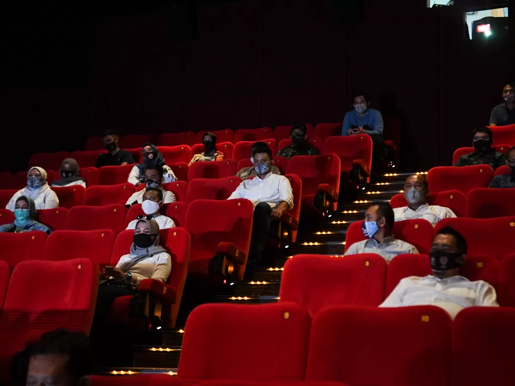 Penonton Bioskop XXI duduk berjaga jarak saat pemeriksaan kesiapan bioskop beroperasi kembali di Pusat Grosir Cililitan, Jakarta, Sabtu (29/8/2020). (ANTARA/Hafidz Mubarak A)