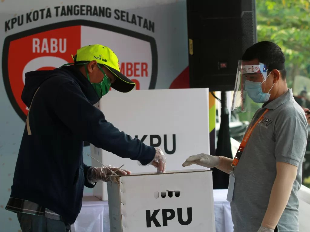 Pemilih memasukan surat suara kedalam kotak suara saat (ANTARA FOTO/Muhammad Iqbal)