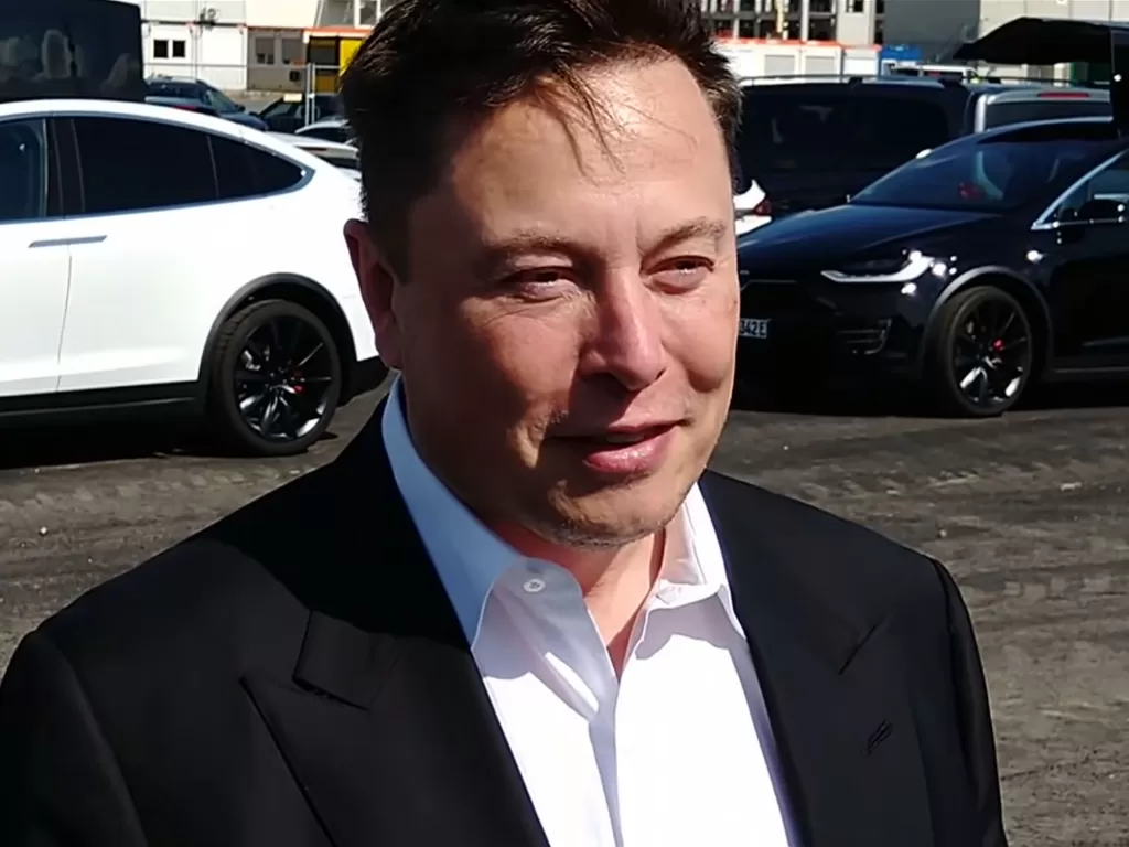 Elon Musk saat berbicara dengan jurnalis di Giga Berlin (photo/YouTube/Tobias Lindh)