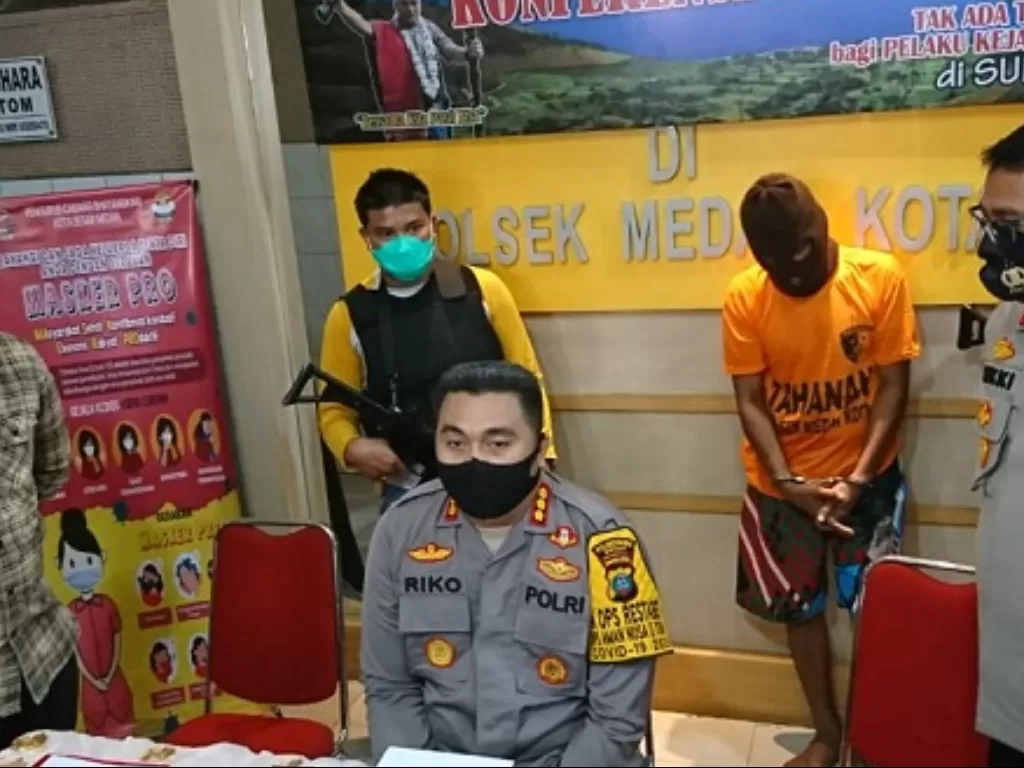 Tersangka Syahril Bin Hasyim saat diamankan di Mapolsek Medan Kota. / istimewa