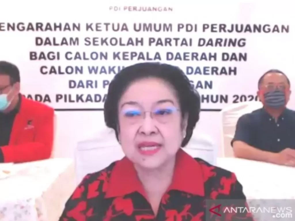 Tangkapan layar Ketua Umum PDI Perjuangan Megawati Soekarnoputri saat memberikan arahannya kepada 129 calon kepala daerah yang mengikuti Sekolah Partai PDIP secara virtual, di Jakarta, Jumat (21/8/2020). (ANTARA/Syaiful Hakim)