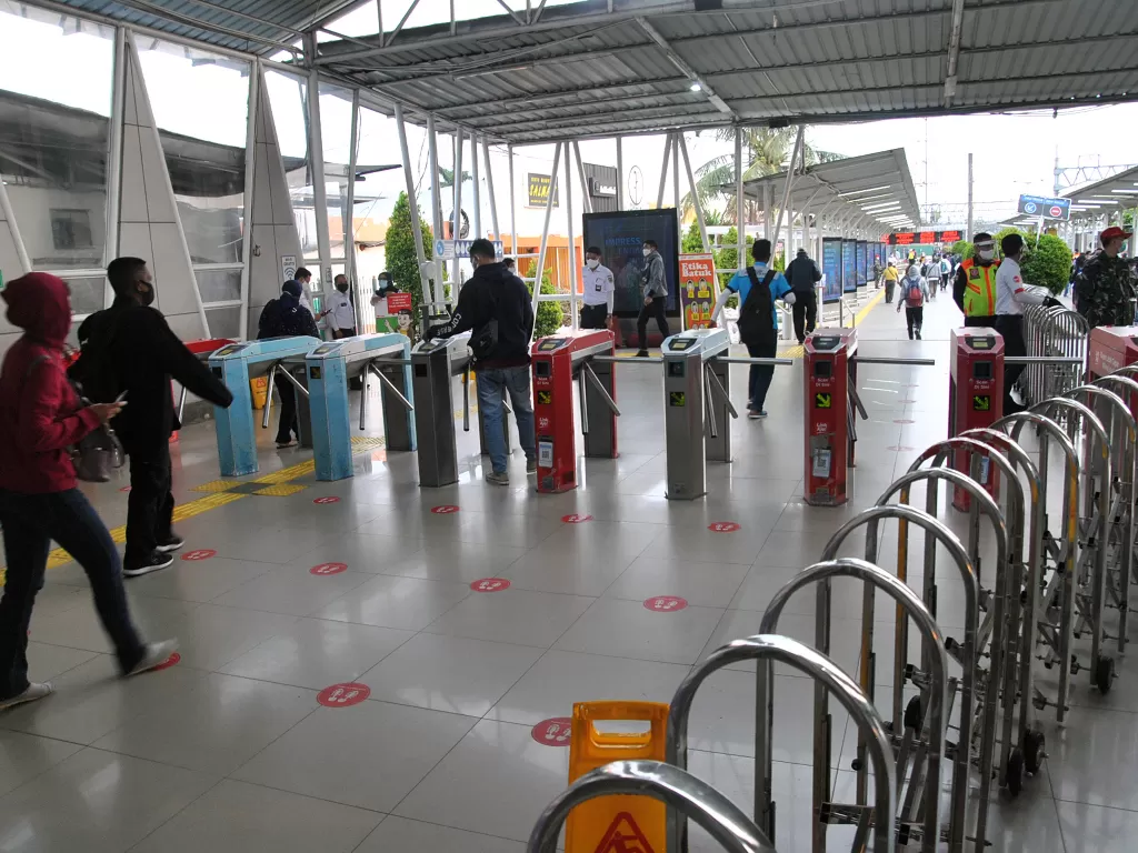Sejumlah calon penumpang KRL Commuter Line memasuki gerbang tiket elektronik di Stasiun Bogor, Senin (14/9/2020). (ANTARA/Arif Firmansyah)