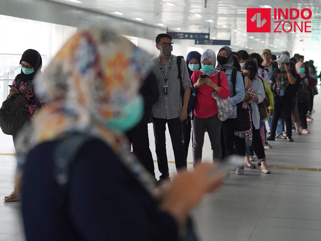 Antrean calon penumpang MRT mengular hingga ke luar Stasiun MRT Lebak Bulus, Jakarta, Senin (16/3/2020). (INDOZONE/Arya Manggala)