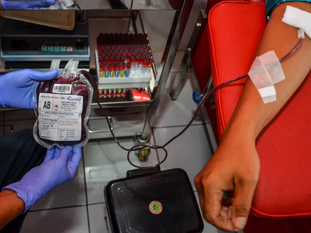 Petugas Unit Transfusi Darah Palang Merah Indonesia (PMI) mengambil darah dari pendonor di Ruang Layanan Donor Darah PMI Kabupaten ciamis, Jawa Barat, Senin (14/9/2020). ANTARA FOTO/Adeng Bustomi
