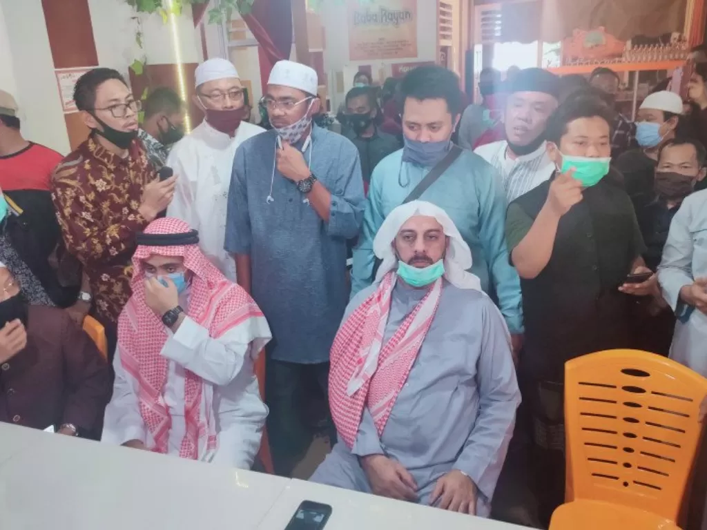 Syekh Ali Jaber memberikan keterangan di Lampung (ANTARA/Dian Hadiyatna)