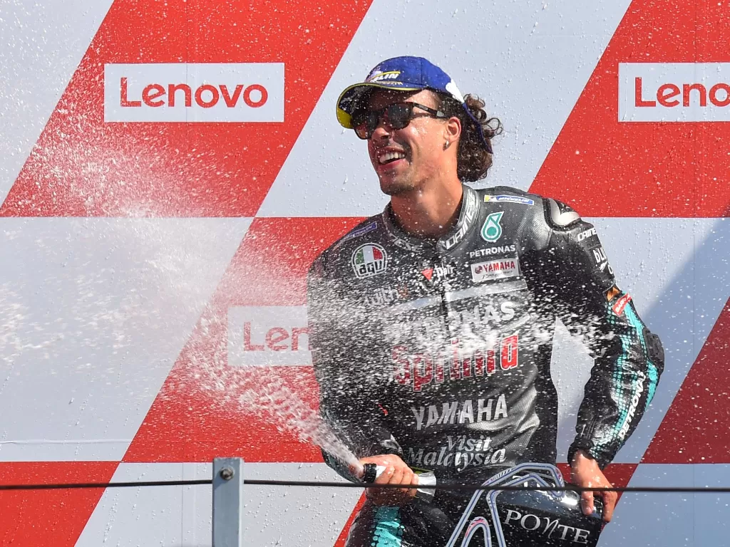 Petronas Yamaha SRT Franco Morbidelli merayakan kemenangan balapan MotoGP di podium (REUTERS/Massimo Pinca)