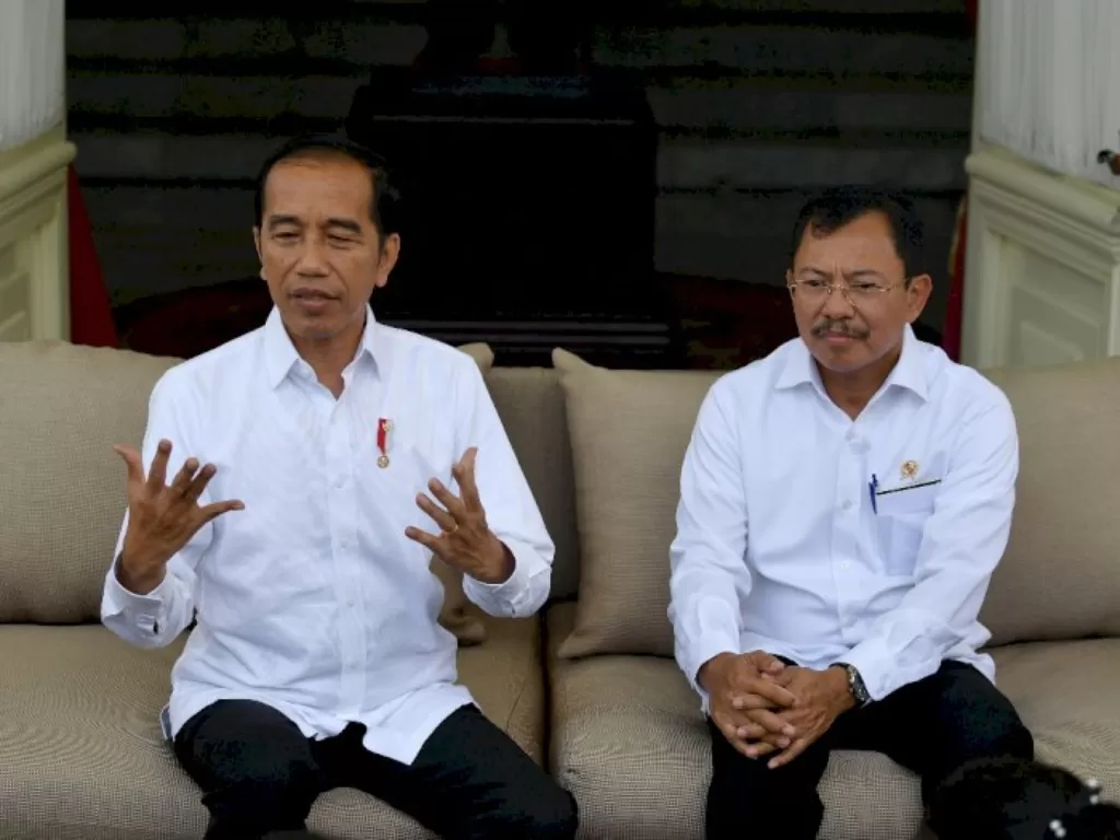 Presiden Jokowi bersama dengan Menkes Terawan. (Foto: ANTARA/Sigid Kurniawan)