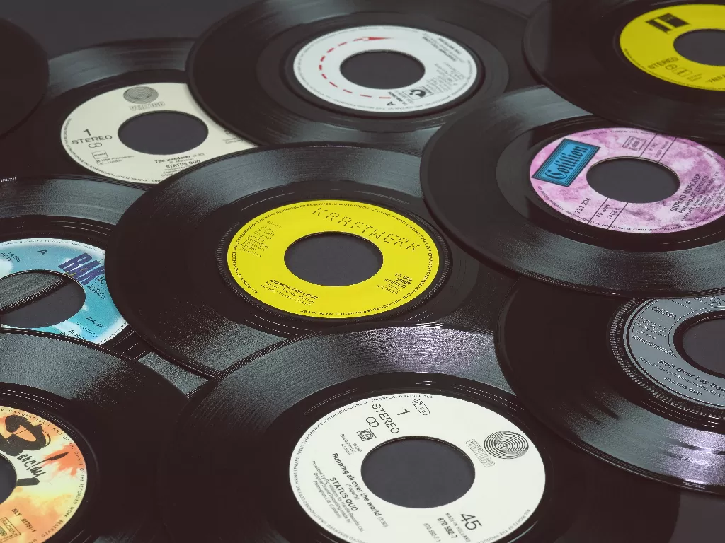 Vinyl atau piringan hitam yang kini lebih terkenal daripada CD (photo/Unsplash/Eric Krull)