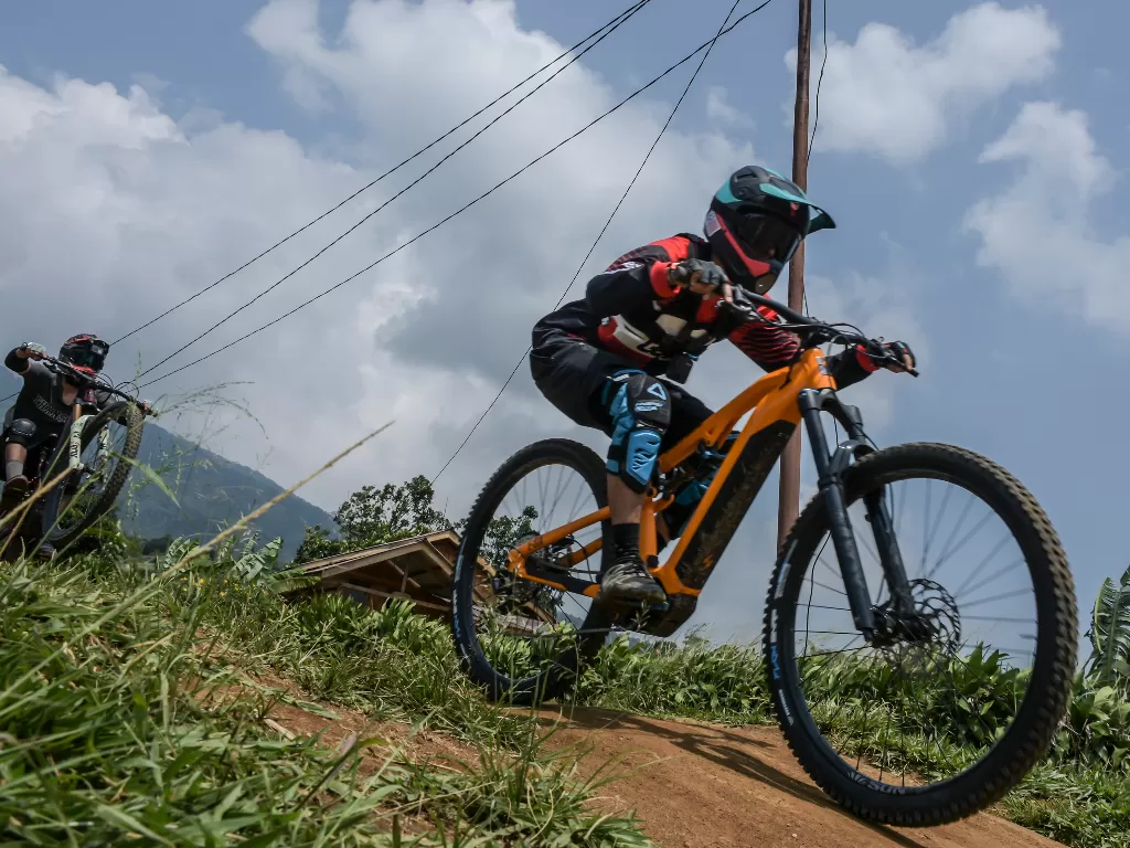 Pembalap sepeda gunung melaju menggunakan sepeda Patrol di Cihideung Gravity Park, Bogor, Jawa Barat, Minggu (13/9/2020). ANTARA FOTO/Muhammad Adimaja