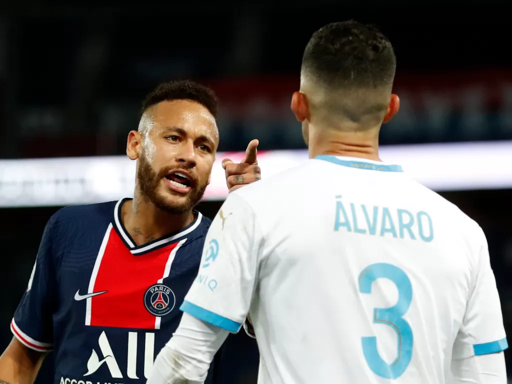 Neymar dan Alvaro Gonzalez. (REUTERS/ GONZALO FUENTES)