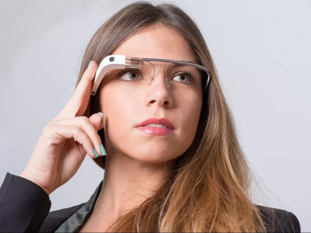 Seorang wanita sedang menggunakan perangkat Google Glass (photo/Forbes)
