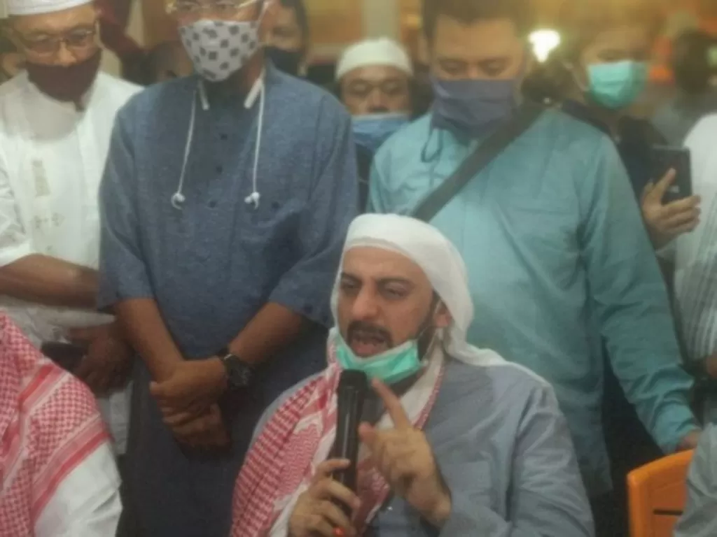 Syekh Ali Jaber saat jumpa pers di Lampung. (ANTARA/Dian Hadiyatna)