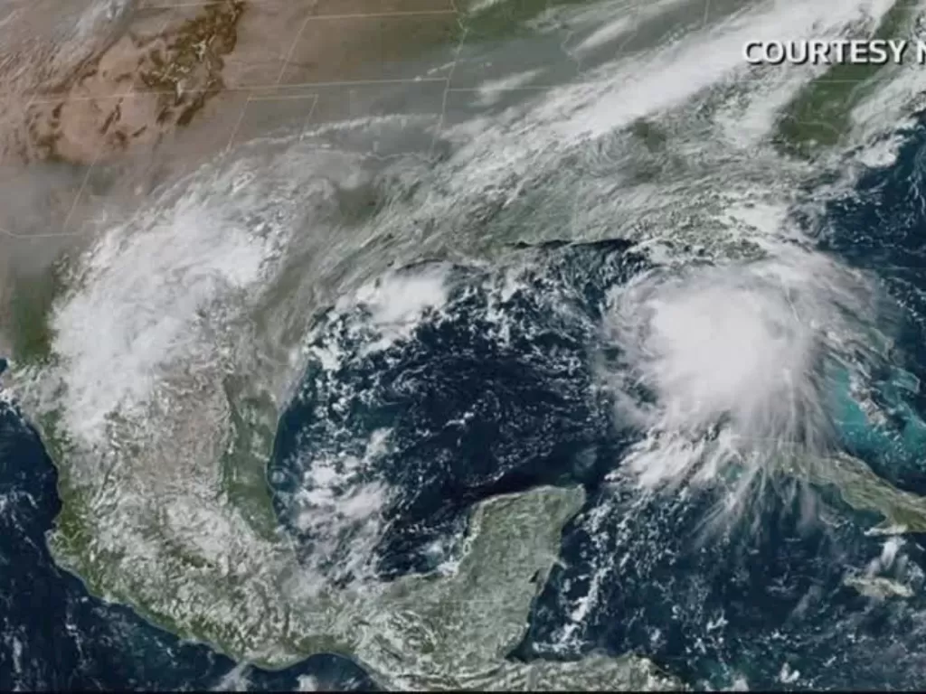 Badai tropis Sally bergolak di Teluk Meksiko dalam gambar satelit yang diambil dari video bertanggal 13 September 2020 (REUTERS/REUTERS TV)