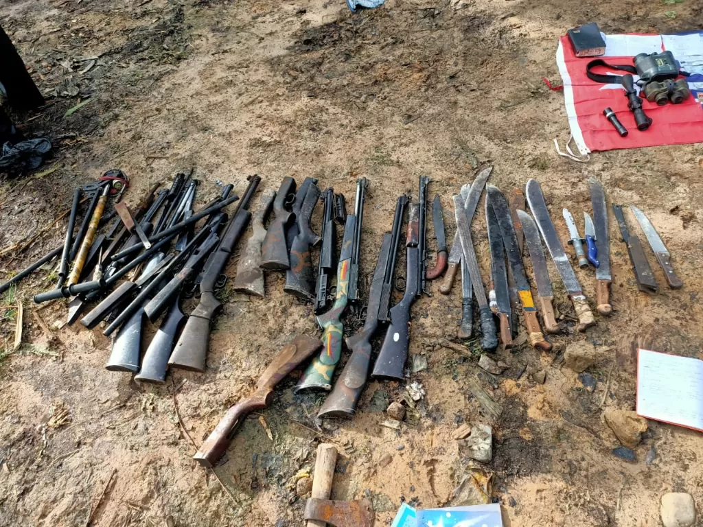Senjata yang ditemukan TNI dan Polri di markas KKB di Papua. (Divisi Humas Polri)
