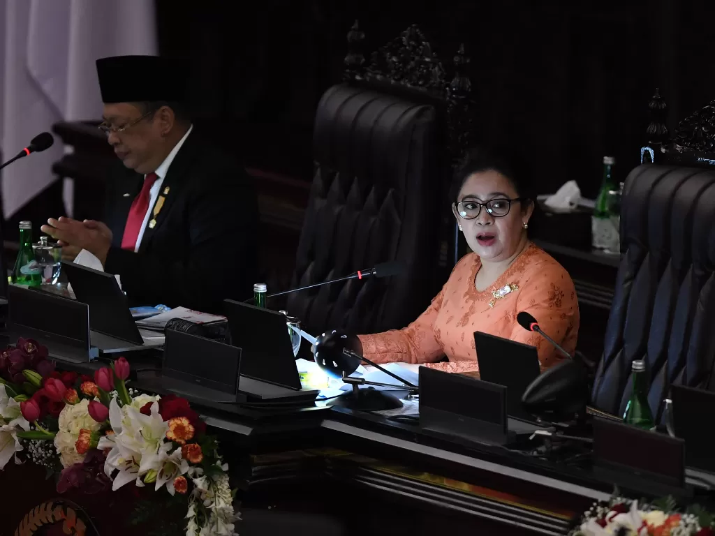 Ketua DPR Puan Maharani (kanan) didampingi Ketua MPR Bambang Soesatyo (kiri)  (Foto: ANTARA/Akbar Nugroho Gumay)