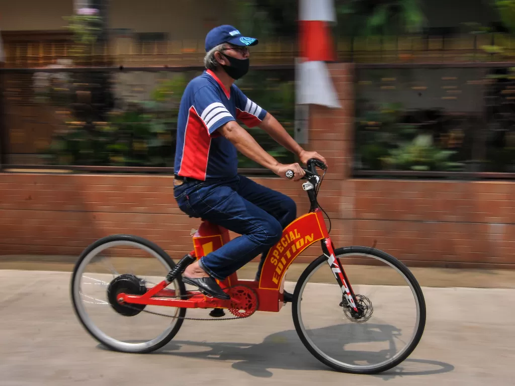 Mujahid (60) menggunakan sepeda listrik sigma buatannya (ANTARA FOTO/ Fakhri Hermansyah)