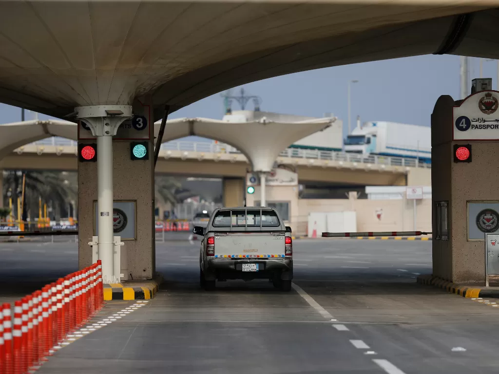 Sebuah kendaraan Saudi sedang menuju pemeriksaan paspor saat meninggalkan Bahrain menuju Arab Saudi di King Fahd Causeway (REUTERS/Hamad I Mohammed)