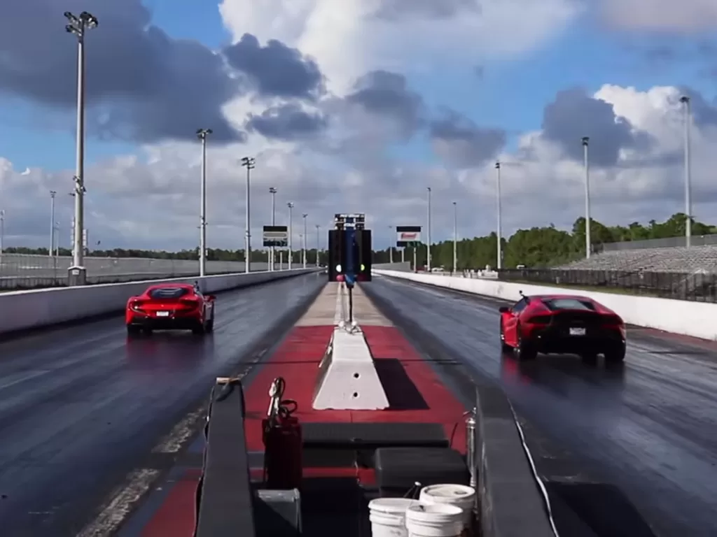 Drag Race antara Ferrari F8 Tributo dengan Lamborghini Huracan Evo (photo/YouTube/DragTimes)
