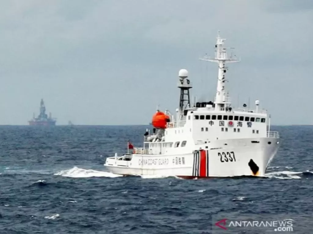 Sebuah kapal Penjaga Pantai Tiongkok (kanan) berpatroli di dekat anjungan minyak China, Haiyang Shi You 981 (kiri) di Laut China Selatan (13/6/2014). ANTARA/REUTERS/Nguyen Minh/aa. (REUTERS/STRINGER Vietnam via ANTARA)