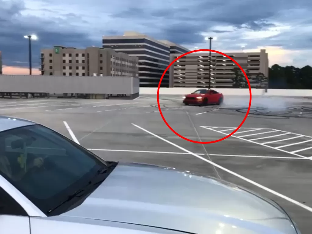 Mobil Ford Mustang berwarna merah di sebuah parkiran (photo/Facebook/Brandon Calderon)