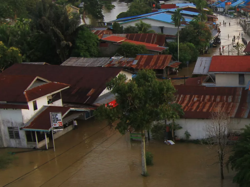 Suasana pemukiman penduduk yang terendam banjir di Kota Putussibau (ANTARA FOTO/Jessica Helena Wuysang)