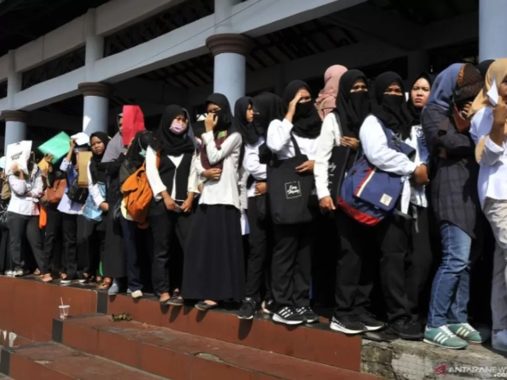 ILUSTRASI-Sejumlah pencari kerja antre menunggu giliran masuk ruang penerimaan lamaran di arena Bursa Kerja di Alun-alun Serang, Banten, Selasa (23/7/2019). (ANTARA FOTO/Asep Fathulrahman/foc.)