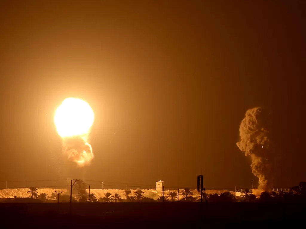 Asap dan api terlihat setelah serangan udara Israel di Jalur Gaza selatan (REUTERS/IBRAHEEM ABU MUSTAFA)