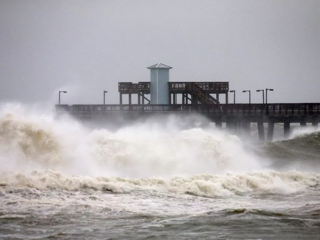 Ombak menerjang di sepanjang dermaga saat Badai Sally mendekat di Gulf Shores, Alabama, AS (REUTERS/Jonathan Bachman)