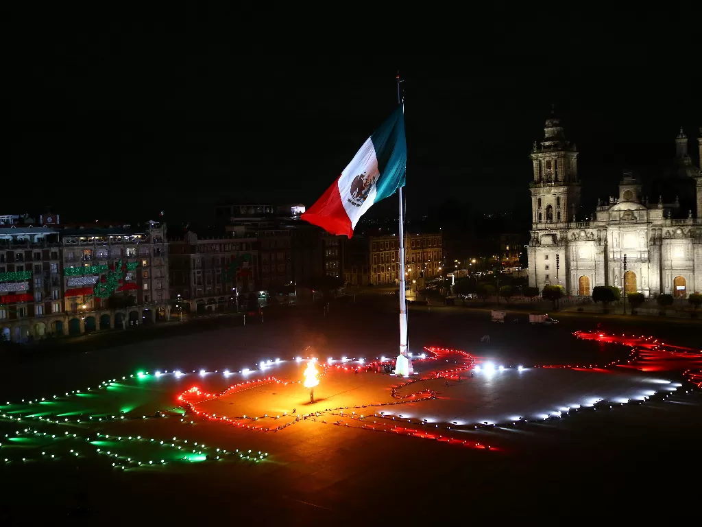 Pemandangan menunjukkan alun-alun Zocalo saat Meksiko menandai ulang tahun ke-210 kemerdekaannya dari Spanyol, di Istana Nasional di Mexico City, Meksiko (REUTERS/Edgard Garrido)