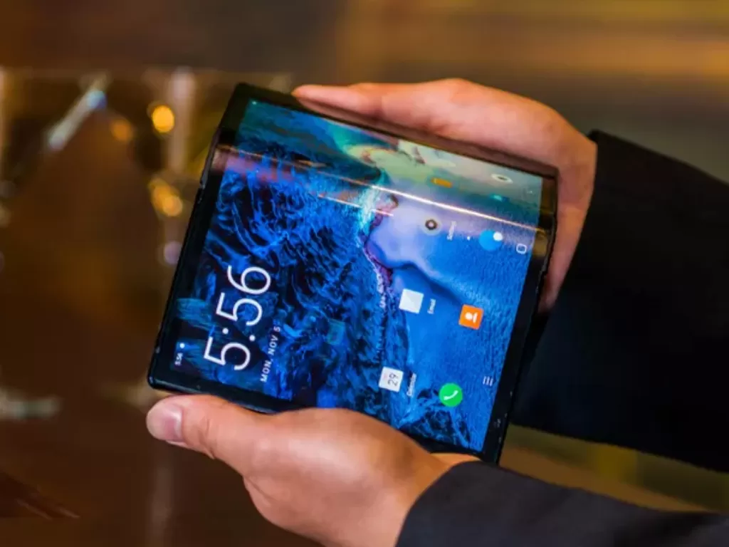 Tampilan smartphone lipat pertama, Royole FlexPai (photo/CNET/Angela Lang)