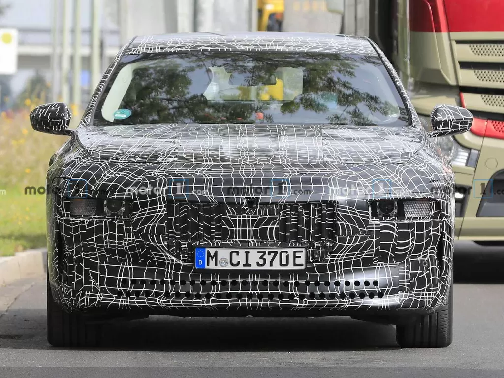 Mobil BMW i7 terlihat sedang menggunakan skin kamuflase (photo/Motor1)