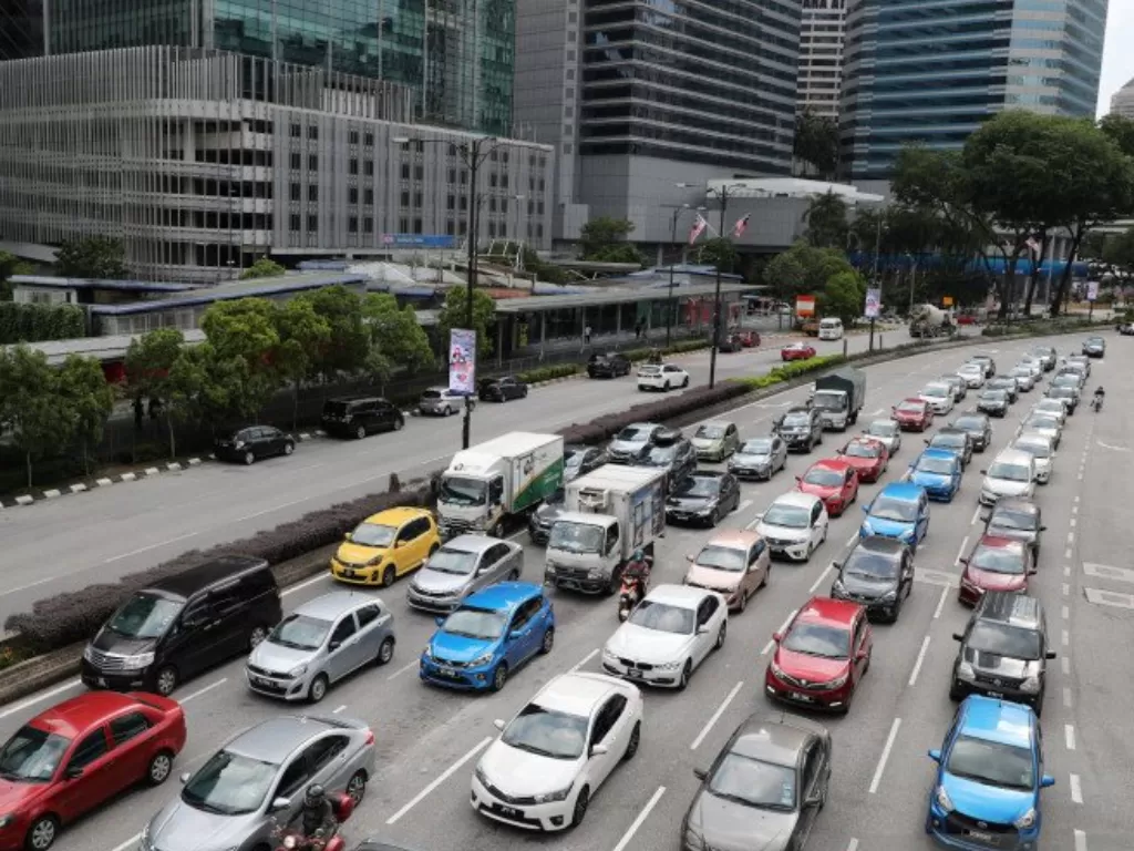 Suasana lalu lintas di distrik bisnis di Kuala Lumpur, Malaysia, Selasa (15/9/2020). REUTERS/Lim Huey Teng/pras/cfo (REUTERS/LIM HUEY TENG