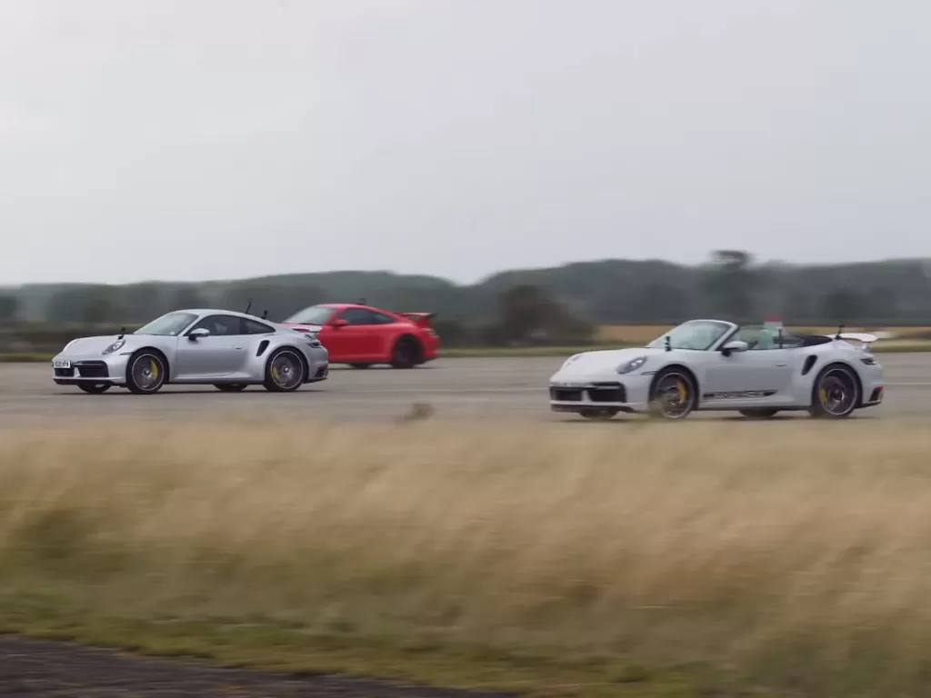 Mobil Porsche 911 GT3, Cabriolet, dan 911 Turbo S Coupe (photo/YouTube/Carwow)