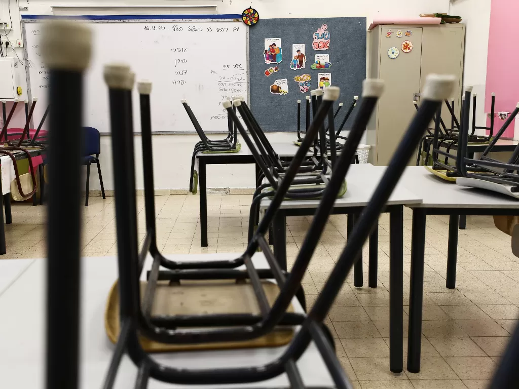 Ruang kelas kosong terlihat di sekolah yang ditutup sebagai bagian dari keputusan pemerintah untuk mengekang penyebaran krisis penyakit virus corona (COVID-19). REUTERS/Ammar Awad