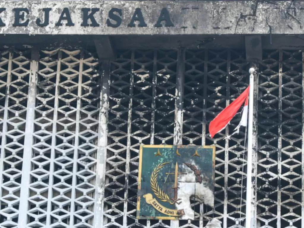 Kondisi gedung utama Kejaksaan Agung yang terbakar di Jakarta, Minggu (23/8/2020). (ANTARA FOTO/Galih Pradipta)
