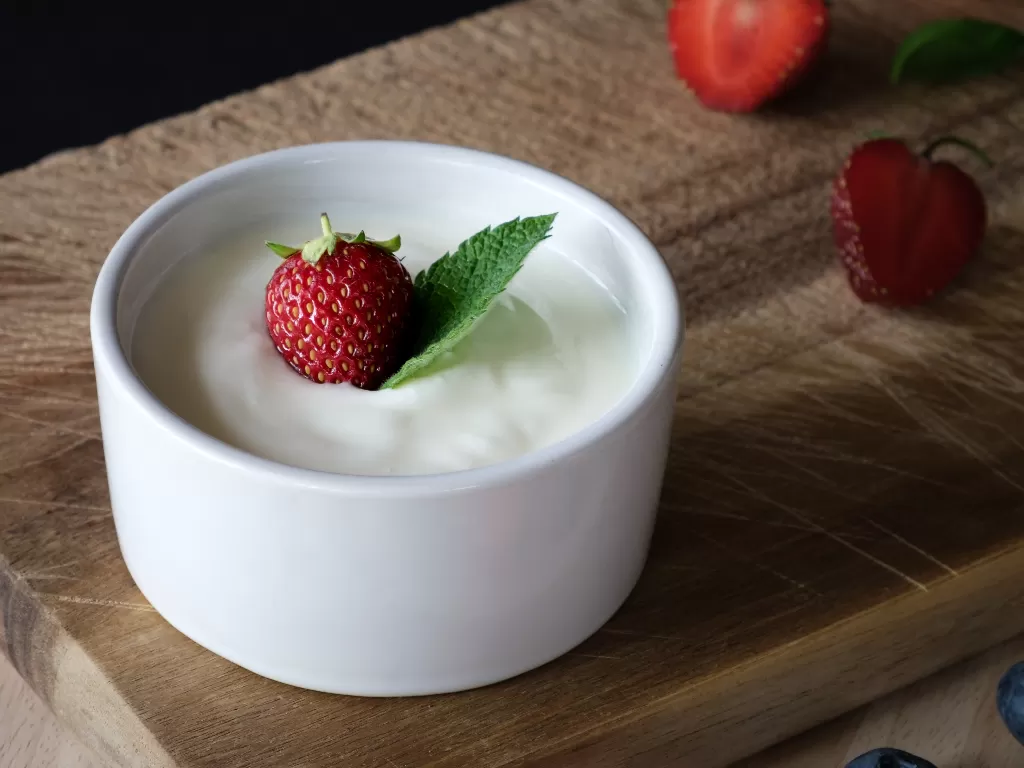 Yoghurt makanan terbaik untuk perut kembung (Unsplash/Tiard Schulz)