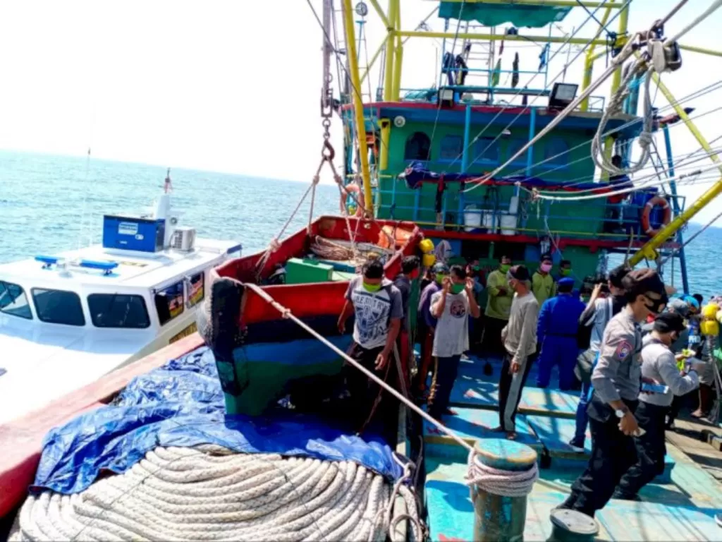Polisi melakukan Operasi Yustisi Laut di KM Starindo Jaya Maju V, Kamis (17/9/2020). (Humas Polda Metro Jaya)