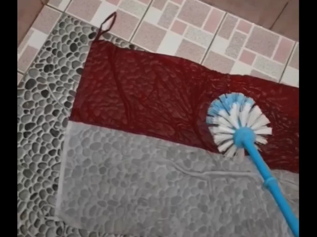 Bendera Merah Putih dicuci pakai sikat toilet (Instagram/maya.maya635)
