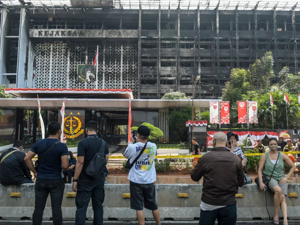 Kondisi gedung utama Kejaksaan Agung yang terbakar di Jakarta, Minggu (23/8/2020). (ANTARA FOTO/Galih Pradipta)