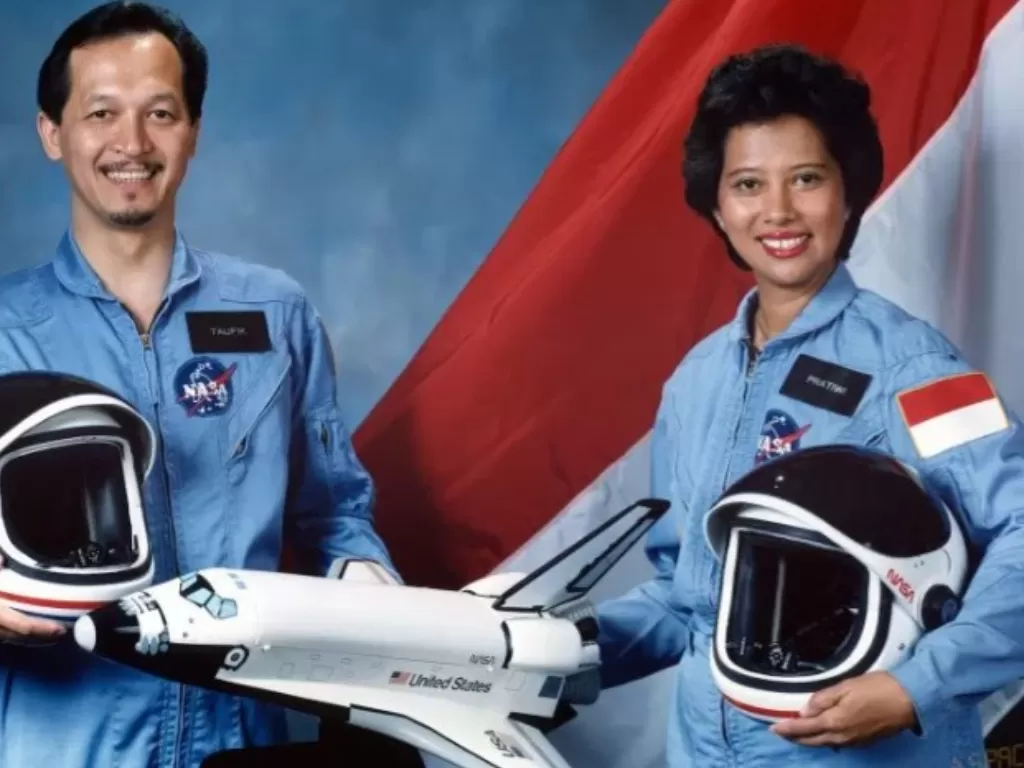 Astronaut perempuan Indonesia pertama Pratiwi Sudarmono (kanan) dan astronaut pengganti Taufik Akbar (spacefacts.de)