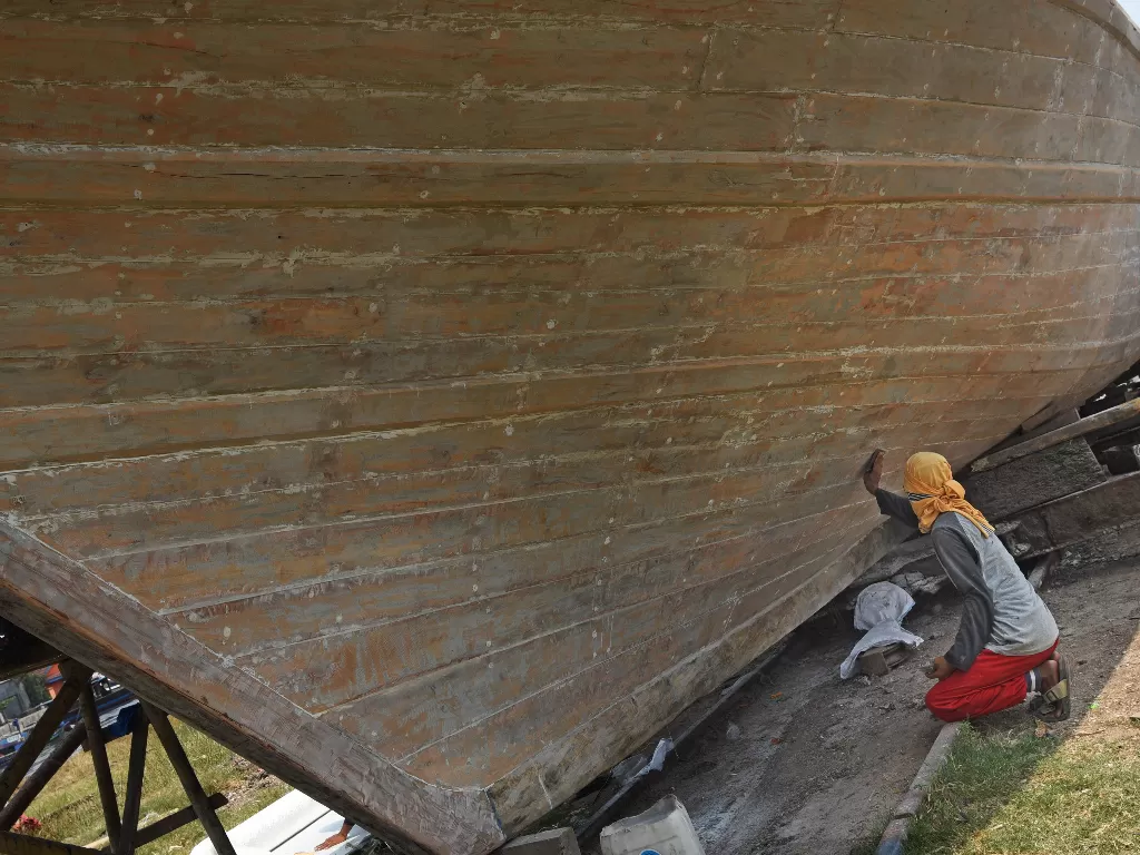Pekerja menyelesaikan pembuatan perahu kayu di kawasan Pelabuhan Karangantu, Kasemen, Serang, Banten, Sabtu (19/9/2020). ANTARA FOTO/Asep Fathulrahman