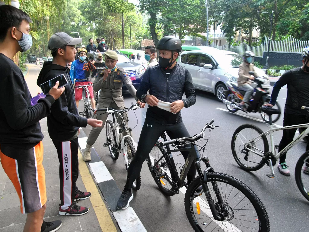 Pemerintah Kota Bogor menutup sementara aktivitas warga di pedestrian seputaran Istana dan Kebun Raya Bogor pada hari Sabtu dan Minggu (ANTARA FOTO/Arif Firmansyah)