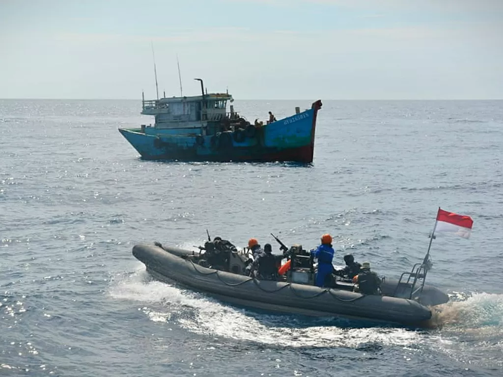 Kapal Vietnam menangkap ikan secara ilegal di perairan laut Natuna Utara. (Foto: Dispen Koarmada I)
