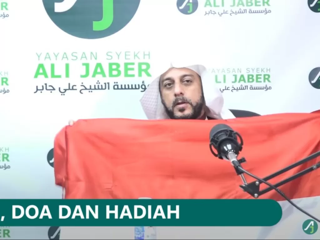 Syekh Ali Jaber memegang Bendera Merah Putih (YouTube Syekh Ali Jaber)