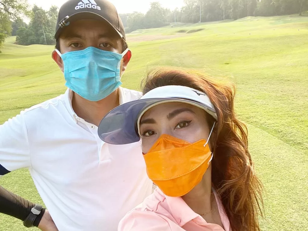 Ayu Dewi dan suami main golf. (Instagram/@mrsayudewi)