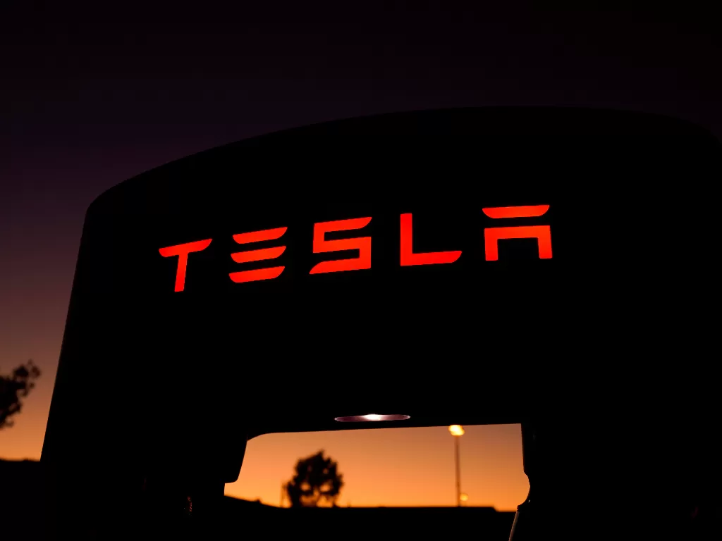 Logo perusahaan otomotif Tesla di Santa Clarita, California (photo/REUTERS/Mike Blake)